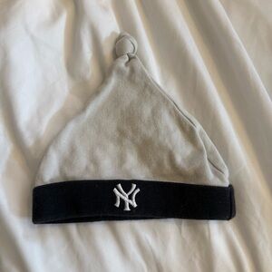 Like New New York Yankees Newborn Vintage Style Baseball Knot Beanie Cap